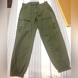 American Eagle women’s baggy joggers, size 6 short